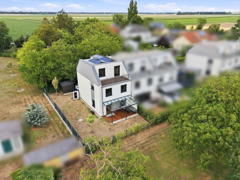 Hochwertiges Eckreihenhaus in Ruhelage mit gro�em Garten, Keller, PV-Anlage und zwei Stellpl�tzen